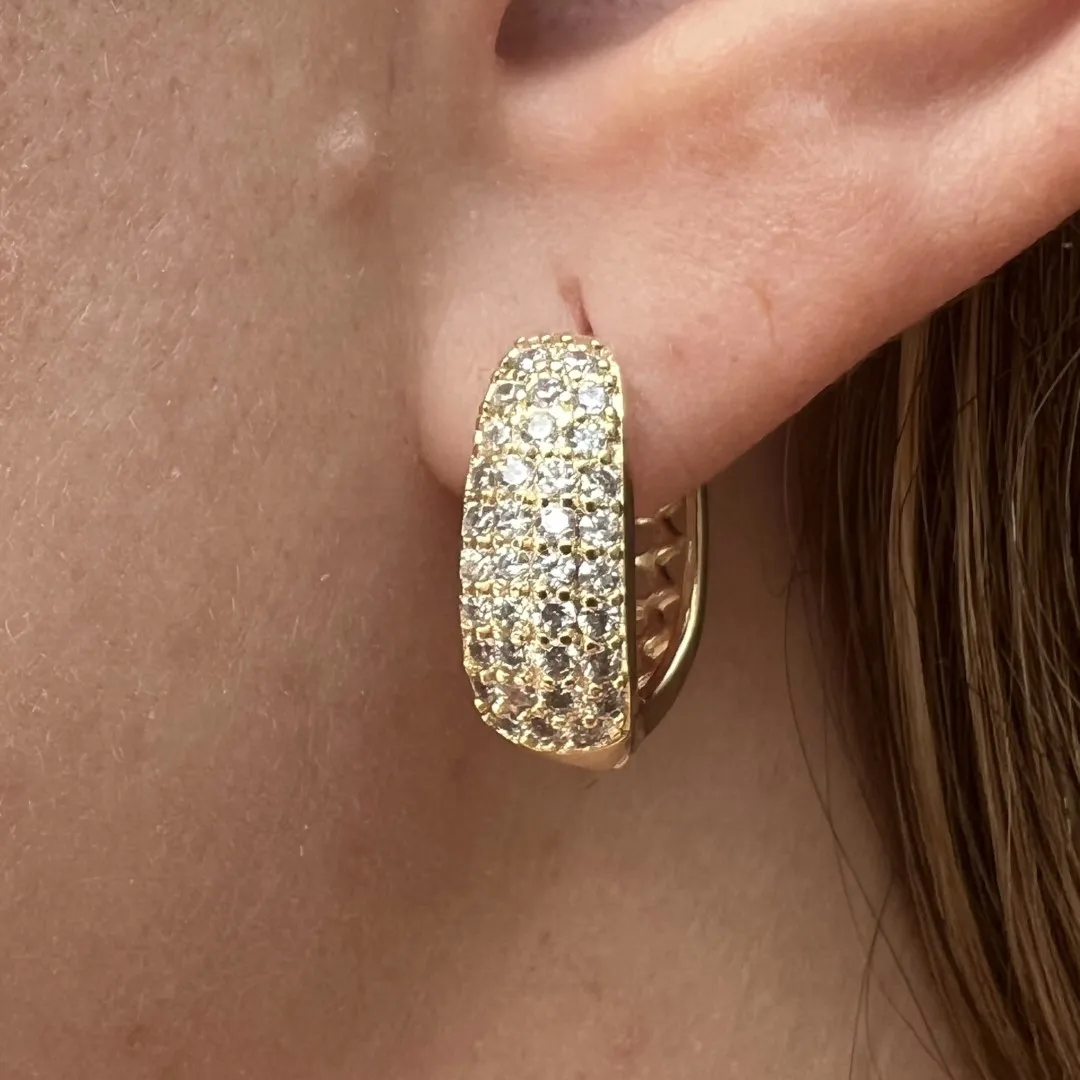 Argola com 4 fileiras cravejadas com corações vazados atrás - 19x7mm - banhado a ouro 18k