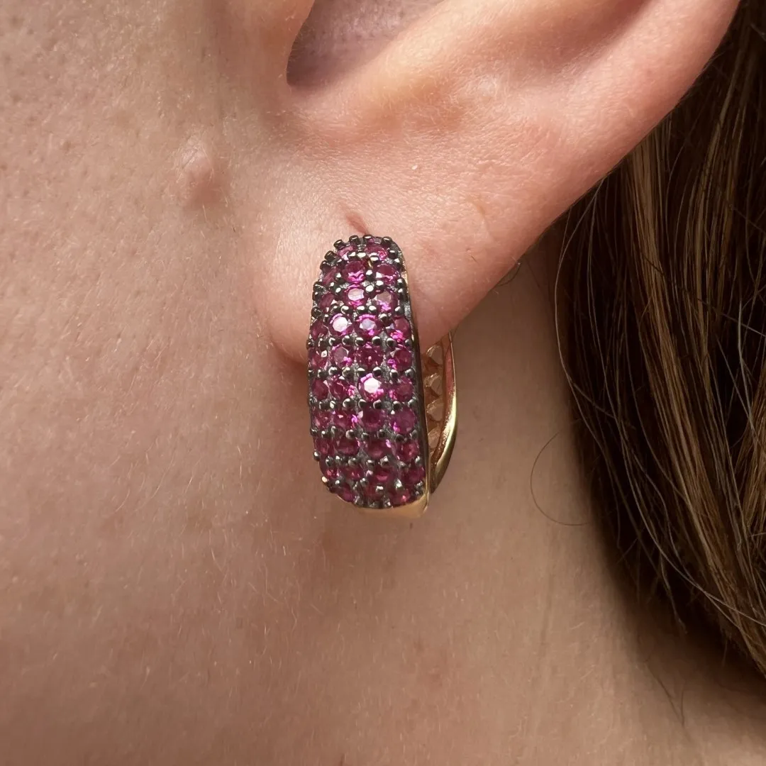 Argola com 4 fileiras cravejadas com corações vazados atrás - 19x7mm - banhado a ouro 18k