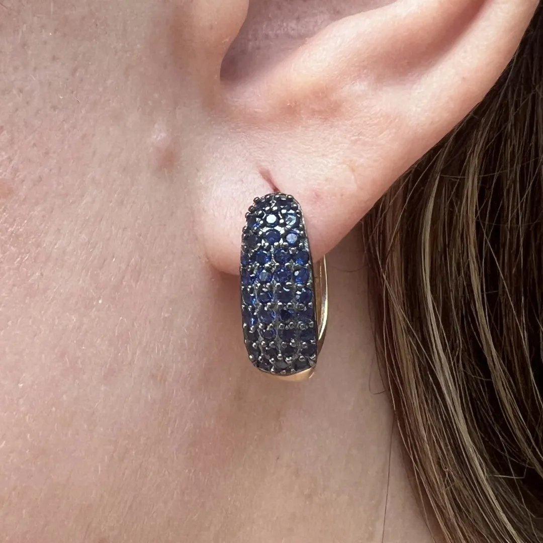 Argola com 4 fileiras cravejadas com corações vazados atrás - 19x7mm - banhado a ouro 18k