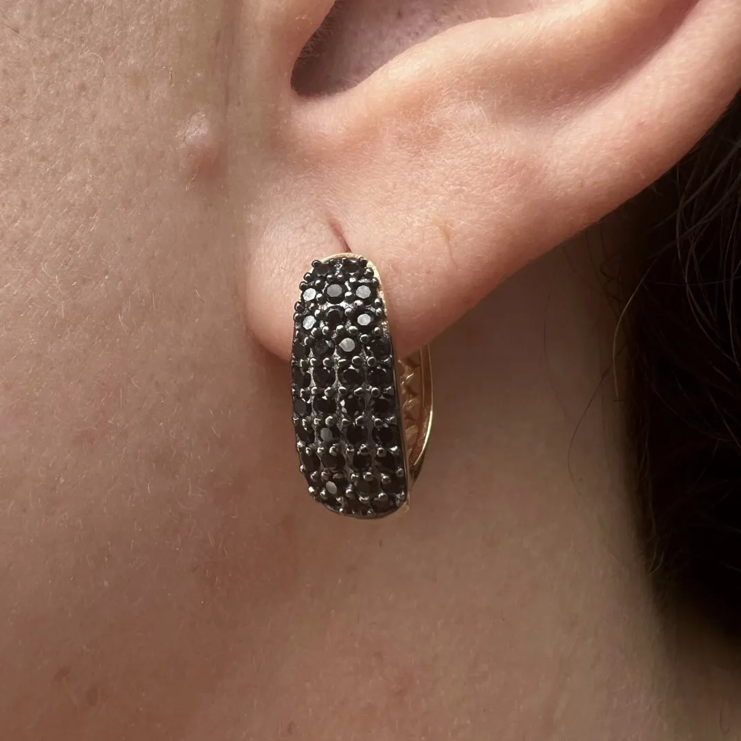 Argola com 4 fileiras cravejadas com corações vazados atrás - 19x7mm - banhado a ouro 18k
