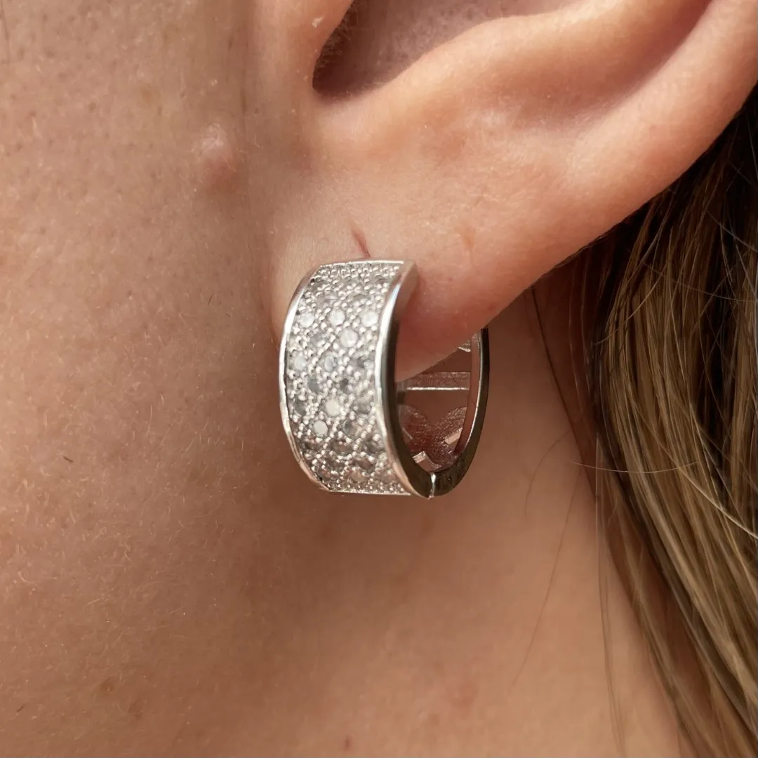 Argola com 5 fileiras cravejadas vazado atrás - 17x8mm - banhado a ródio branco