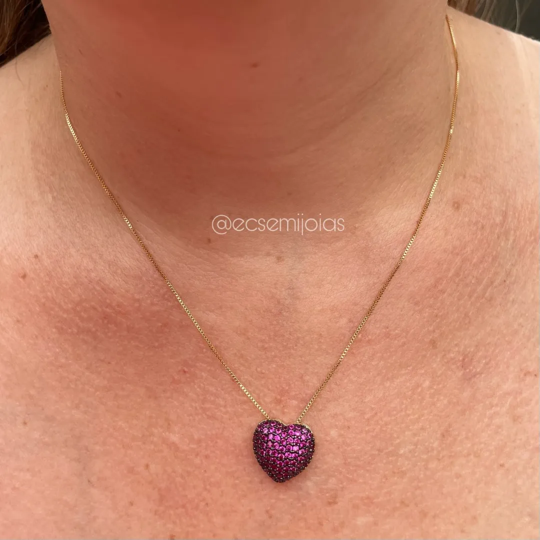 Colar com pingente de coração cravejado - banhado a ouro 18k