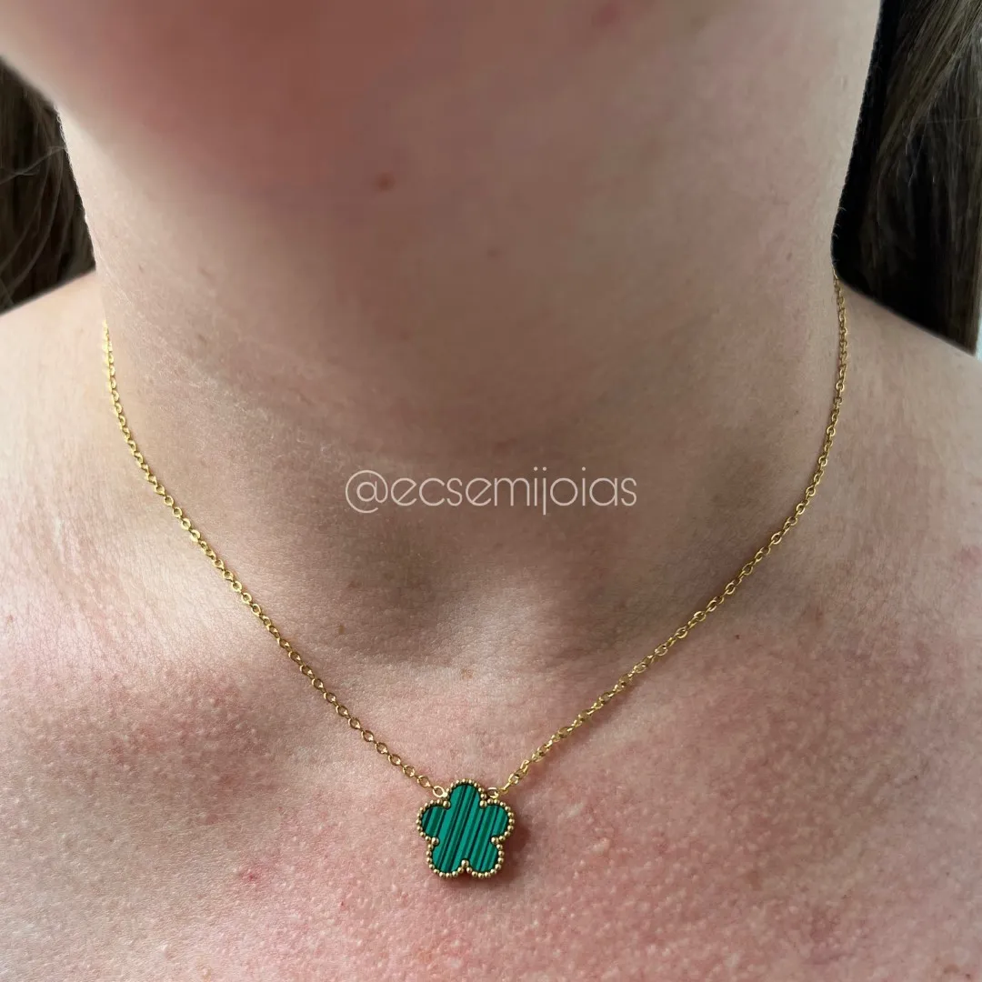 Conjunto de brinco e colar de flor com 5 pétalas - aço dourado