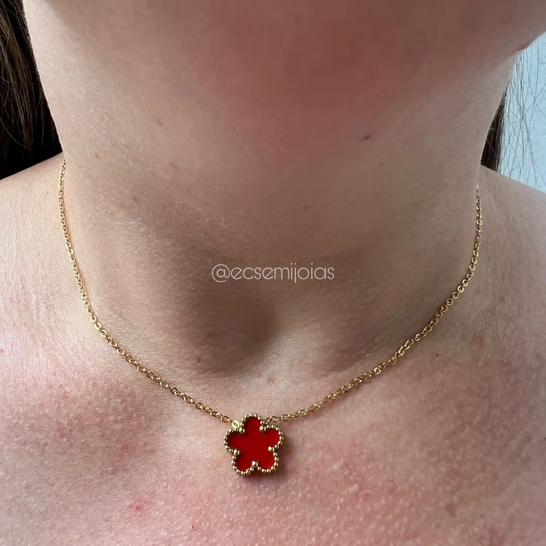 Conjunto de brinco e colar de flor com 5 pétalas - aço dourado