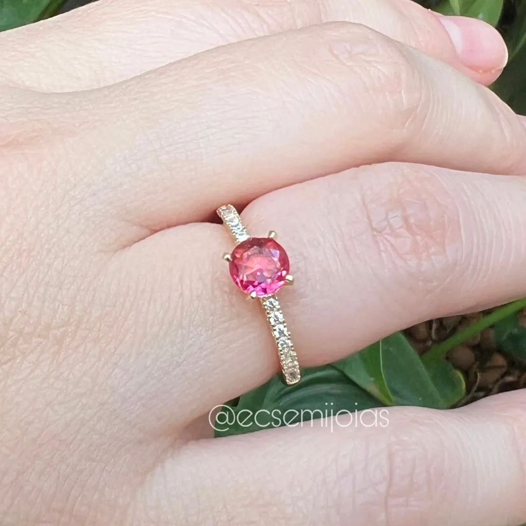 Anel solitário 6mm com aro com 1 fileira cravejada  - banhado a ouro 18k
