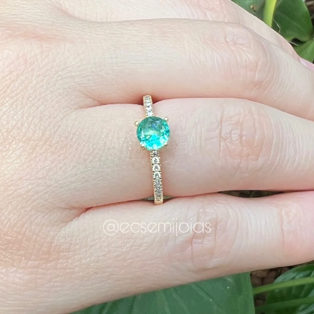 Anel solitário 6mm com aro com 1 fileira cravejada  - banhado a ouro 18k