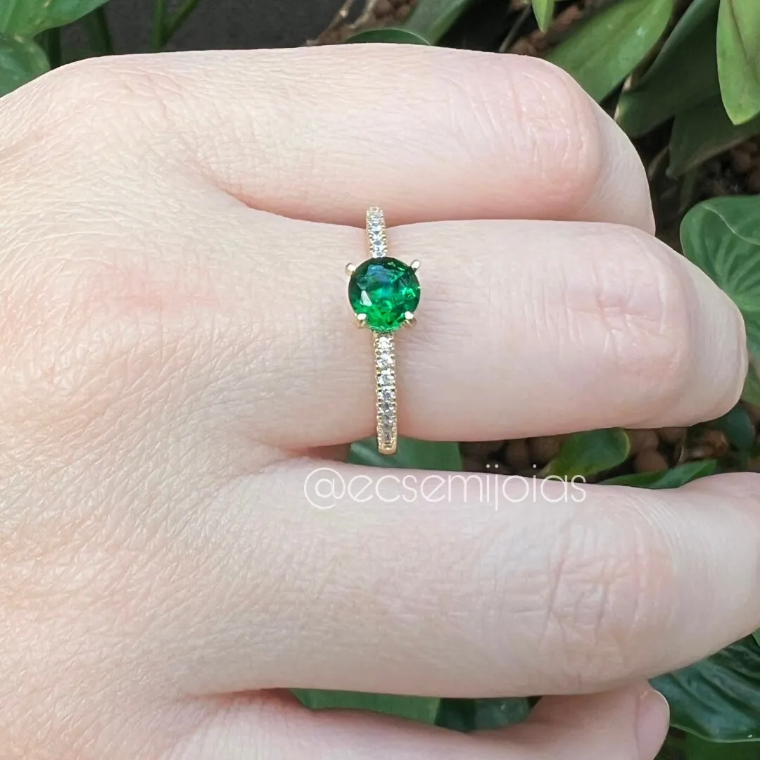 Anel solitário 6mm com aro com 1 fileira cravejada  - banhado a ouro 18k
