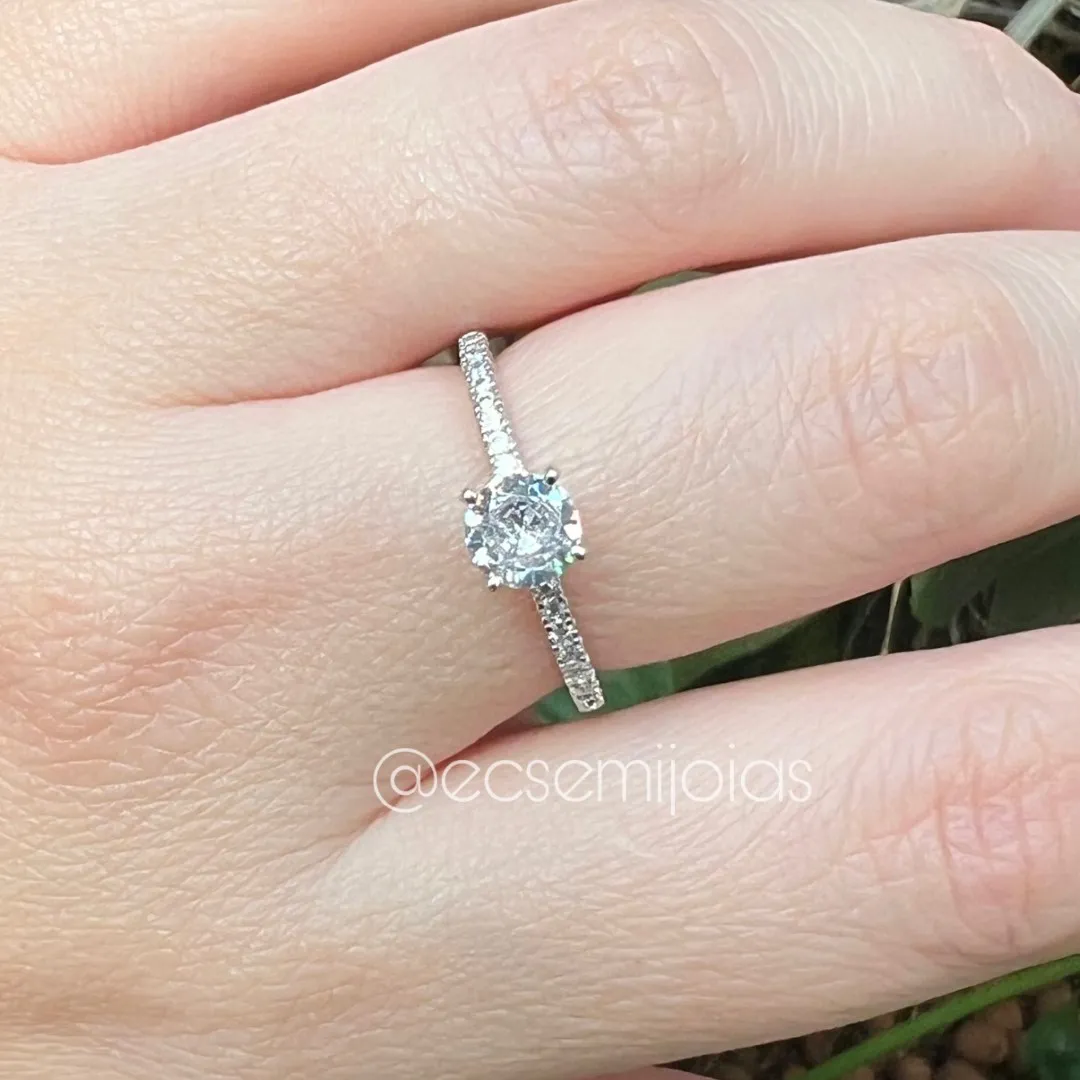 Anel solitário 6mm com aro com 1 fileira cravejada  - banhado a ródio branco