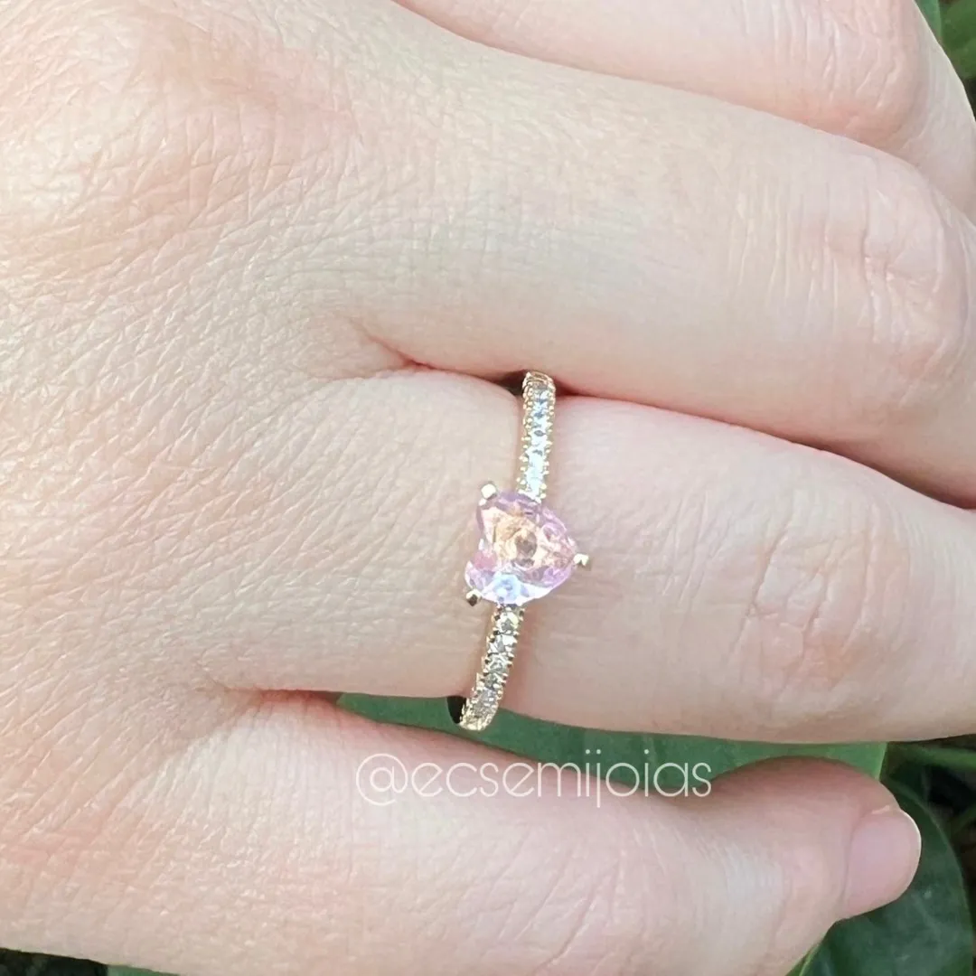 Anel solitário de coração com aro com 1 fileira cravejada  - banhado a ouro 18k