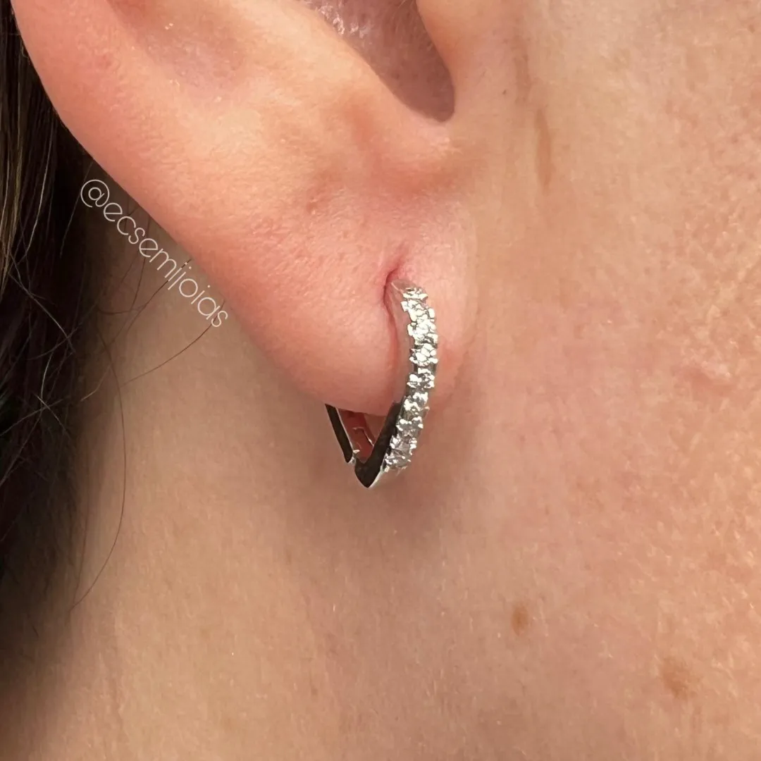 Argola em V com 1 fileira cravejada 12mm - P - banhado a ródio branco