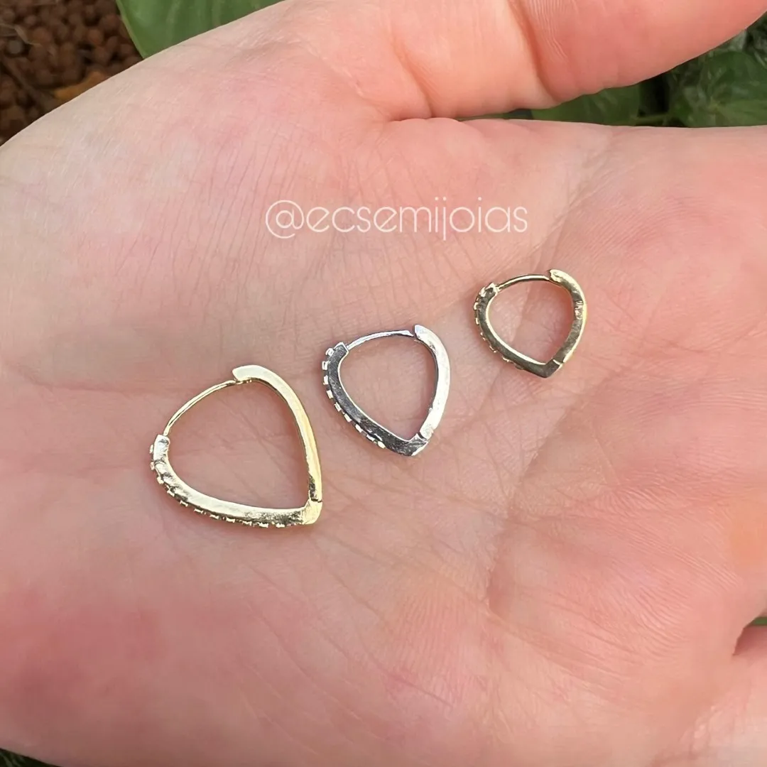 Argola em V com 1 fileira cravejada 14mm - M - banhado a ouro 18k