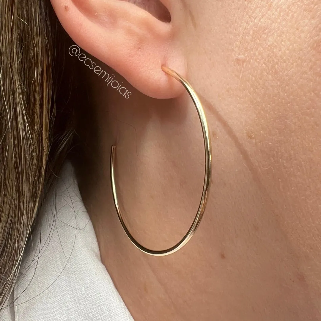 Argola tubo lisa fina de 6cm de diâmetro - banhado a ouro 18k