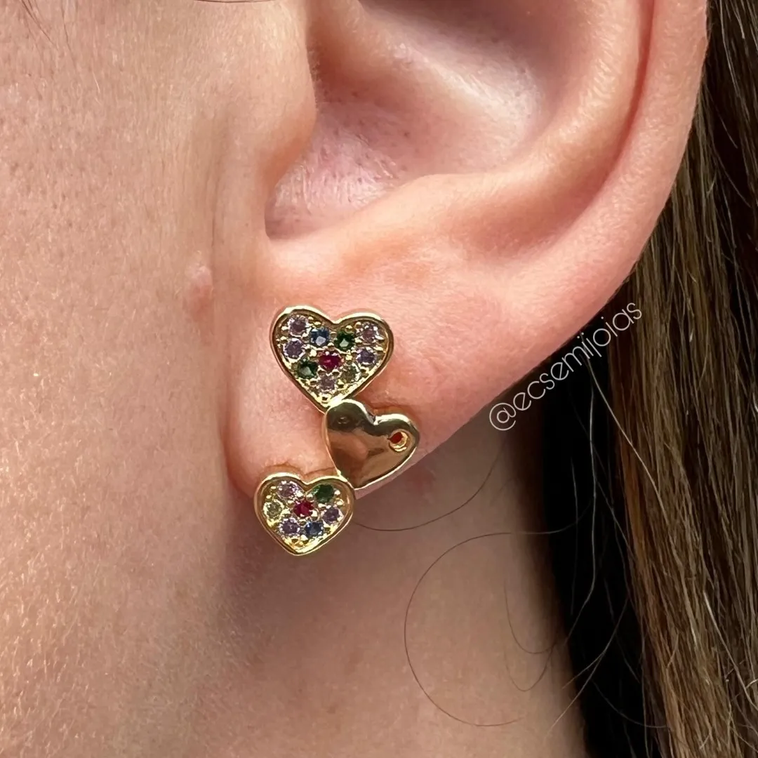 Brinco com 3 corações (2 cravejados e 1 liso) - banhado a ouro 18k