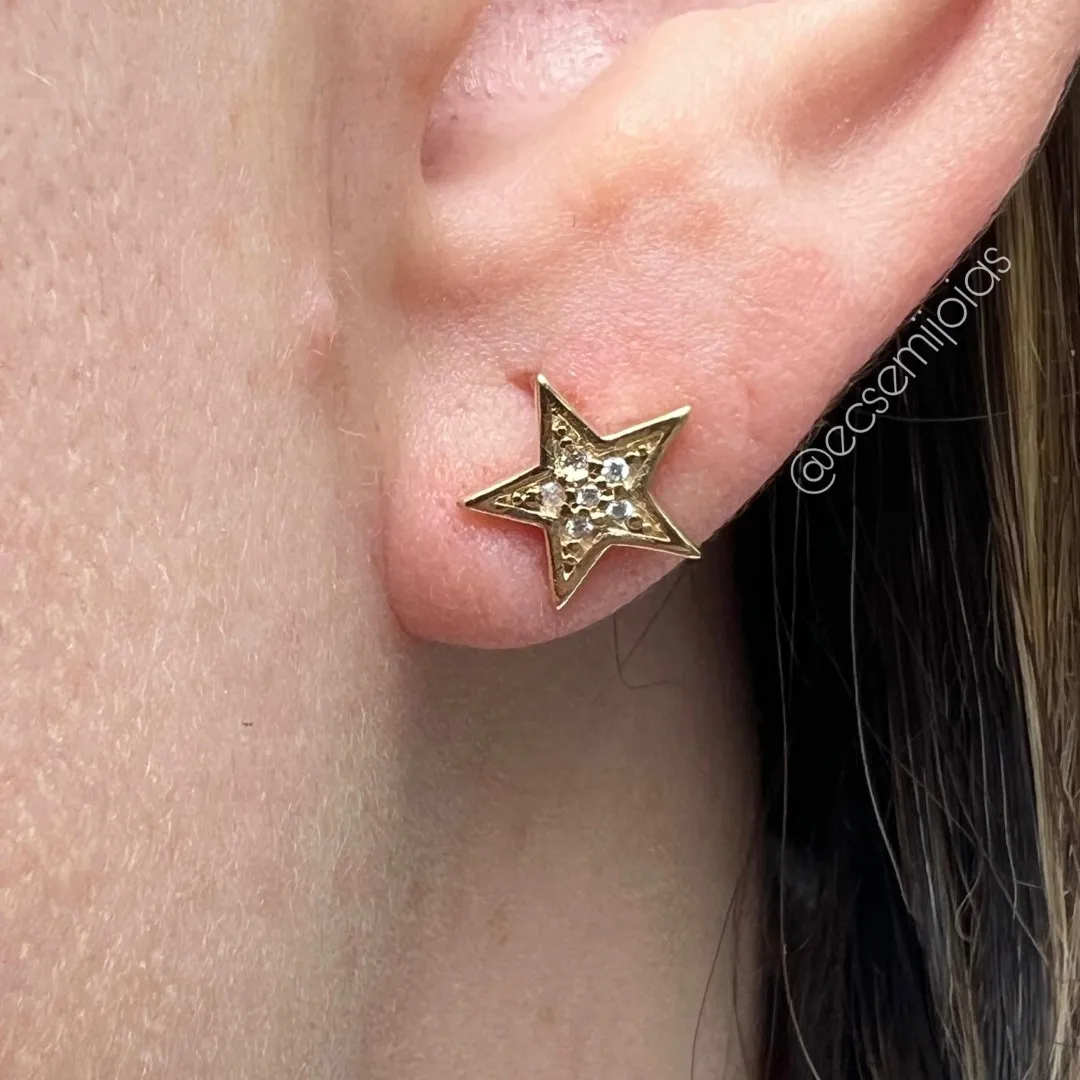 Brinco de estrela pequena cravejada com bordas - banhado a ouro 18k