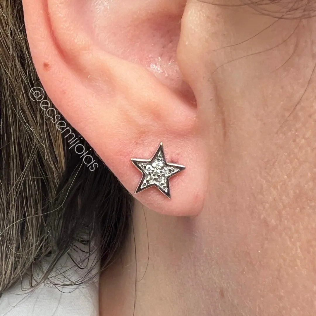 Brinco de estrela pequena cravejada com bordas - banhado a ródio branco