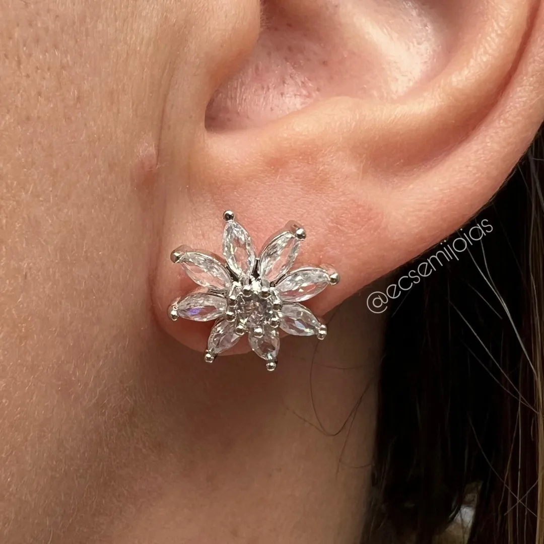 Brinco de flor com zircônias navetes - banhado a ródio branco