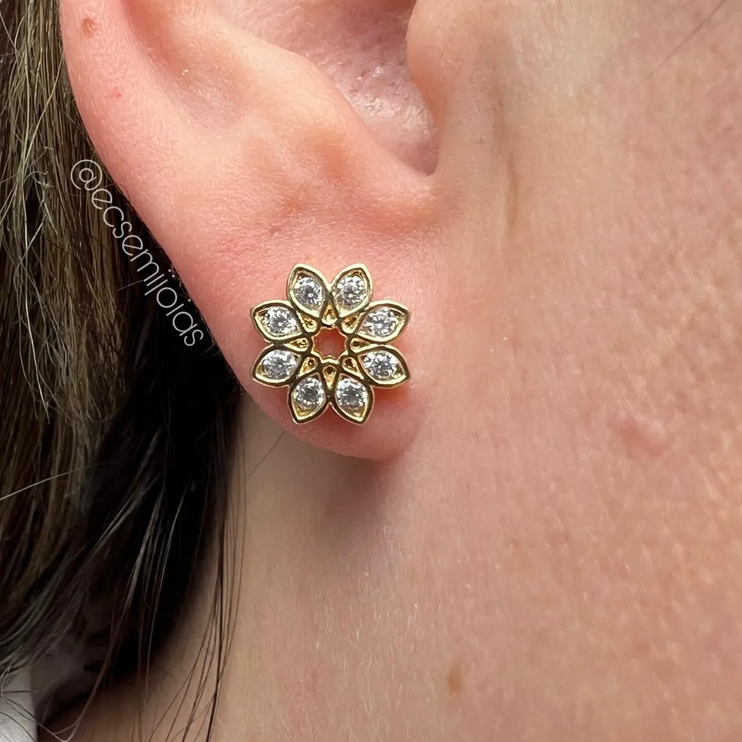 Brinco de florzinha com cada pétala com 1 zircônia - banhado a ouro 18k