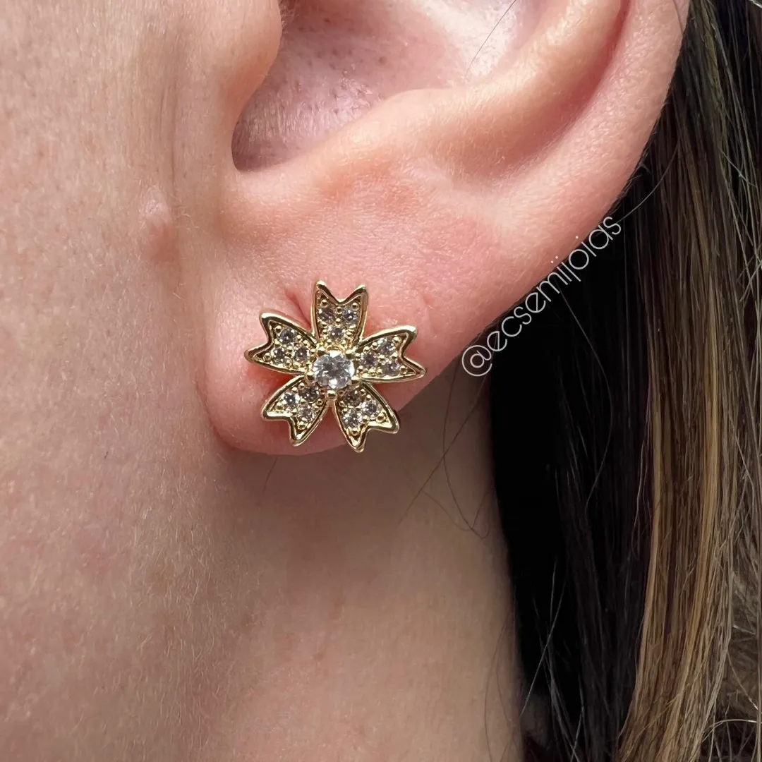 Brinco de florzinha cravejada - banhado a ouro 18k