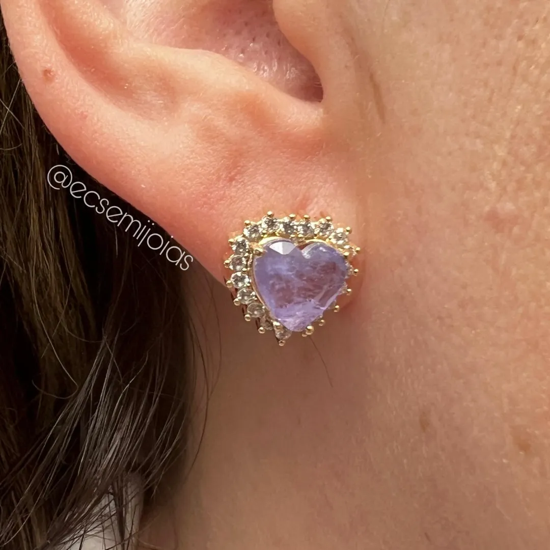 Brinco pedra coração 6mm fusion no centro cravejado em volta - P - banhado a ouro 18k
