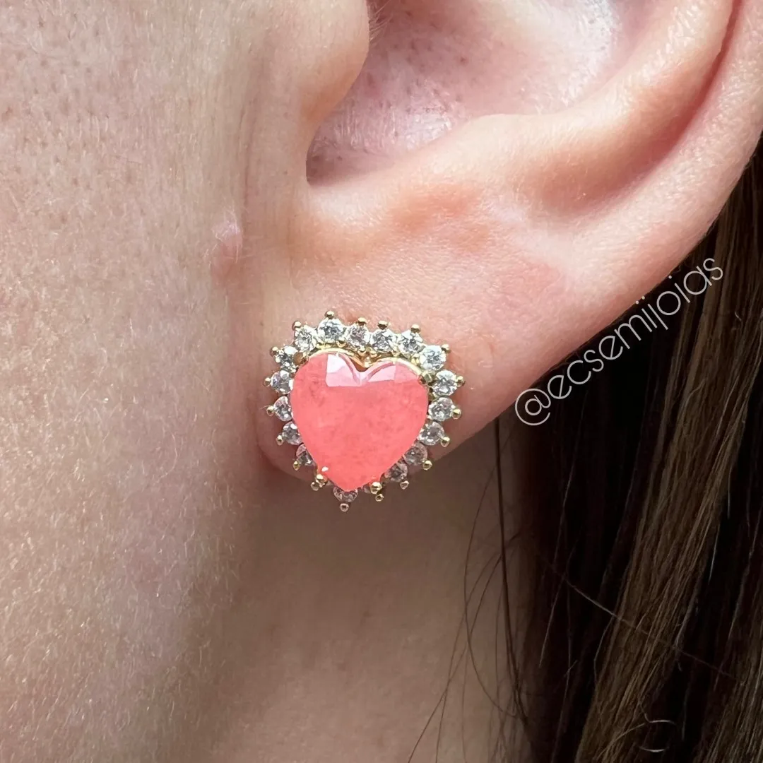 Brinco pedra coração 6mm fusion no centro cravejado em volta - P - banhado a ouro 18k