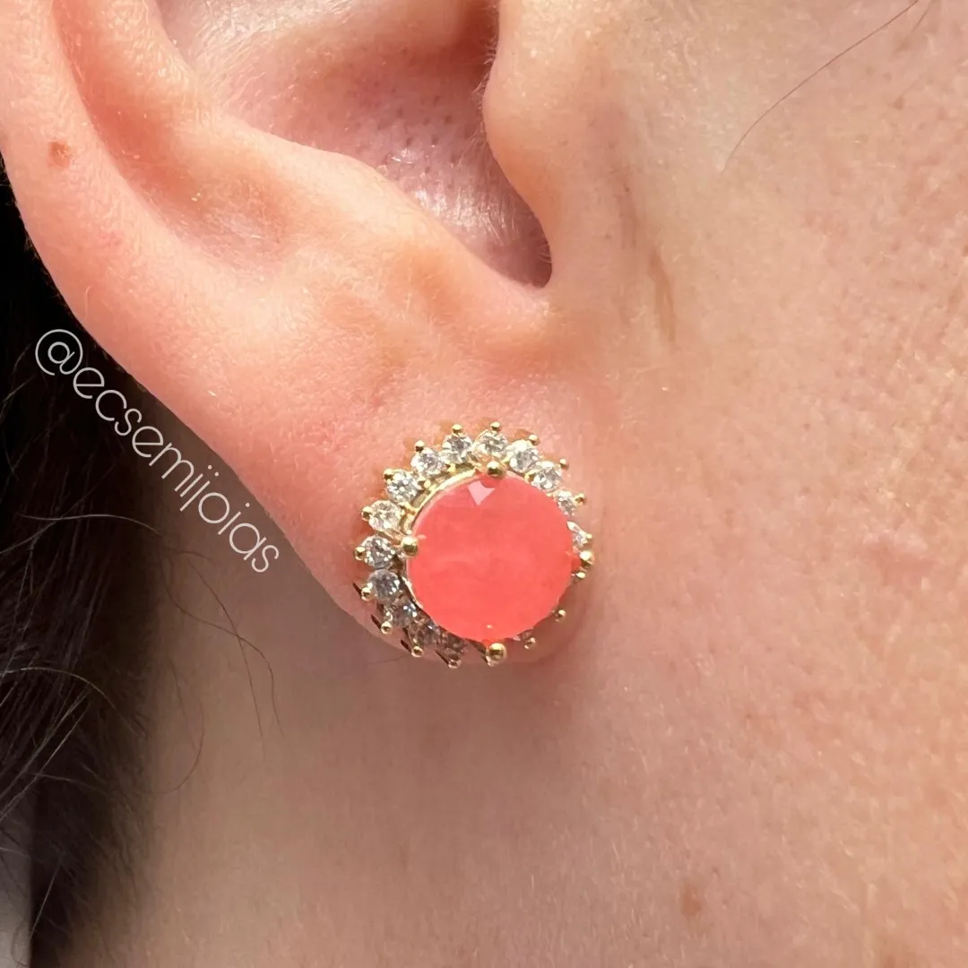 Brinco pedra redonda 6mm fusion no centro cravejado em volta - P - banhado a ouro 18k
