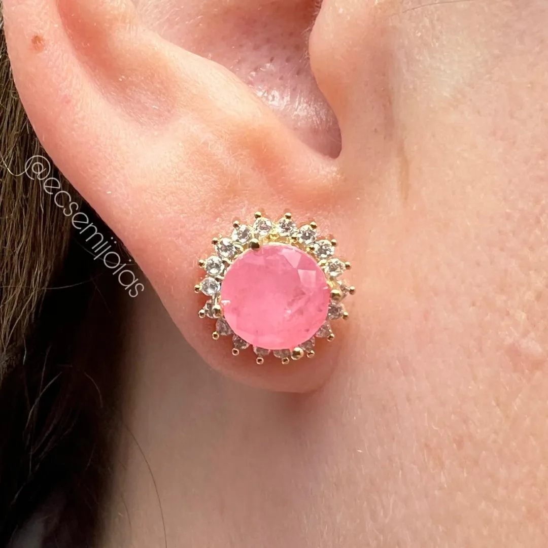 Brinco pedra redonda 6mm fusion no centro cravejado em volta - P - banhado a ouro 18k