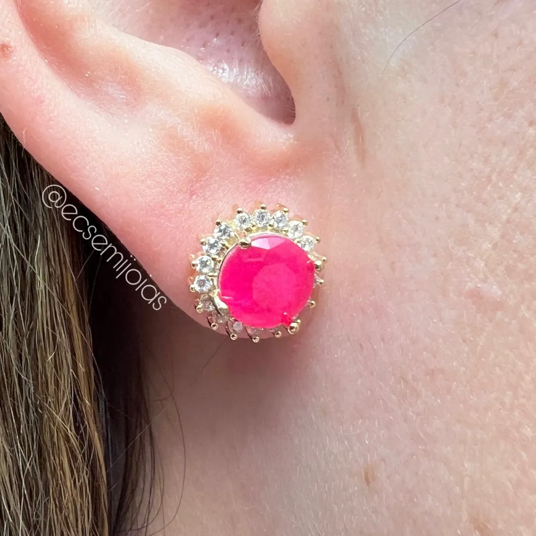 Brinco pedra redonda 6mm fusion no centro cravejado em volta - P - banhado a ouro 18k