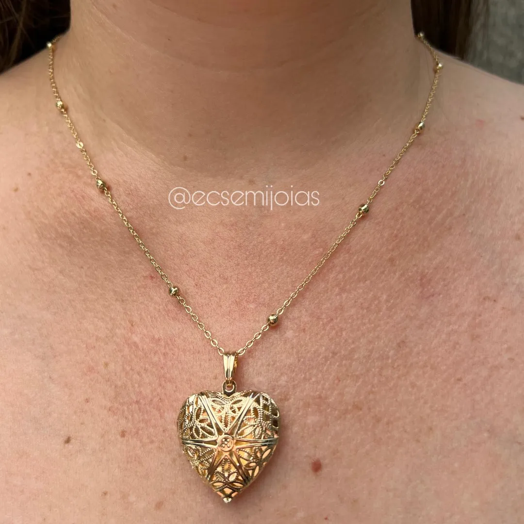 Colar com pingente relicário de coração vazado na frente com corrente de bolinhas - banhado a ouro 18k