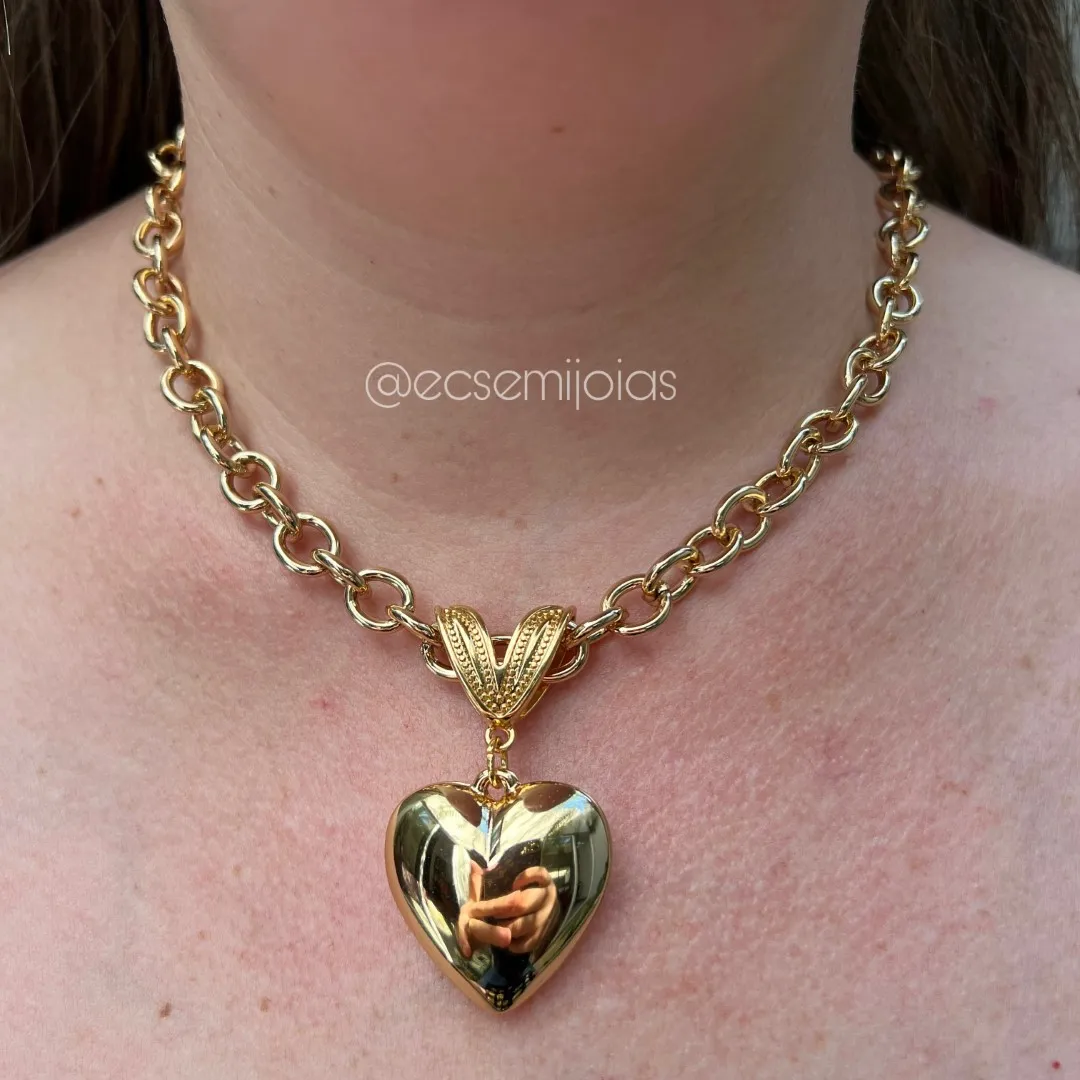 Colar elo português 9mm com pingente de coração 3cm liso e contra argola de coração - 50cm - banhado a ouro 18k