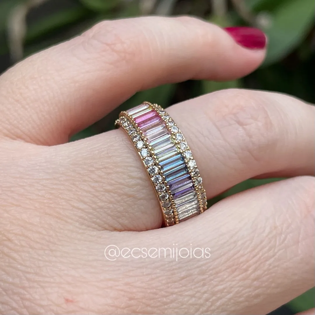 Anel 360 graus com zircônias baguetes e cravejado nas bordas - banhado a ouro 18k