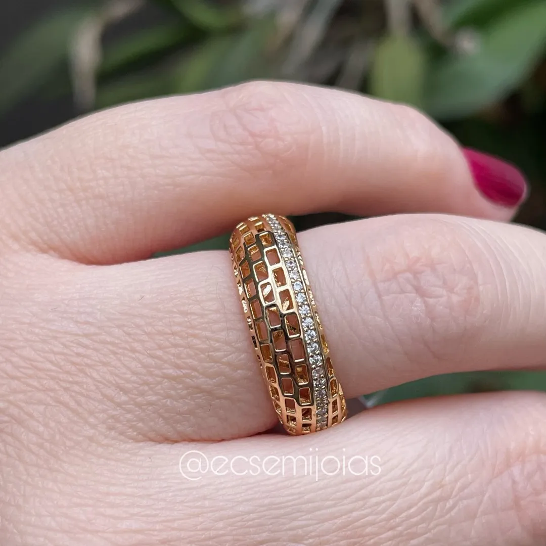 Anel com 1 fileira cravejada e aro todo vazado - banhado a ouro 18k