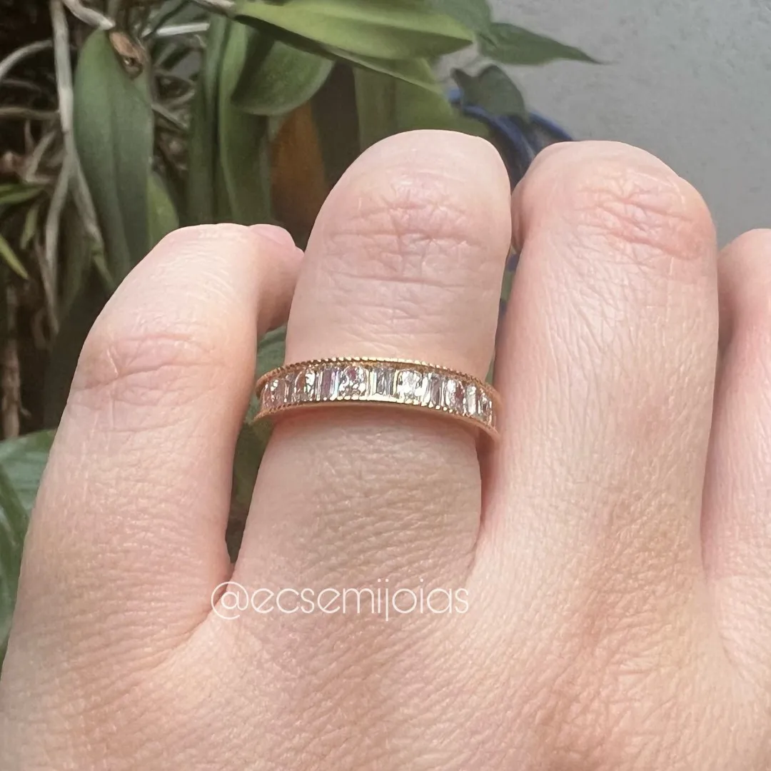 Anel com 1 fileira de zircônias quadradas - banhado a ouro 18k