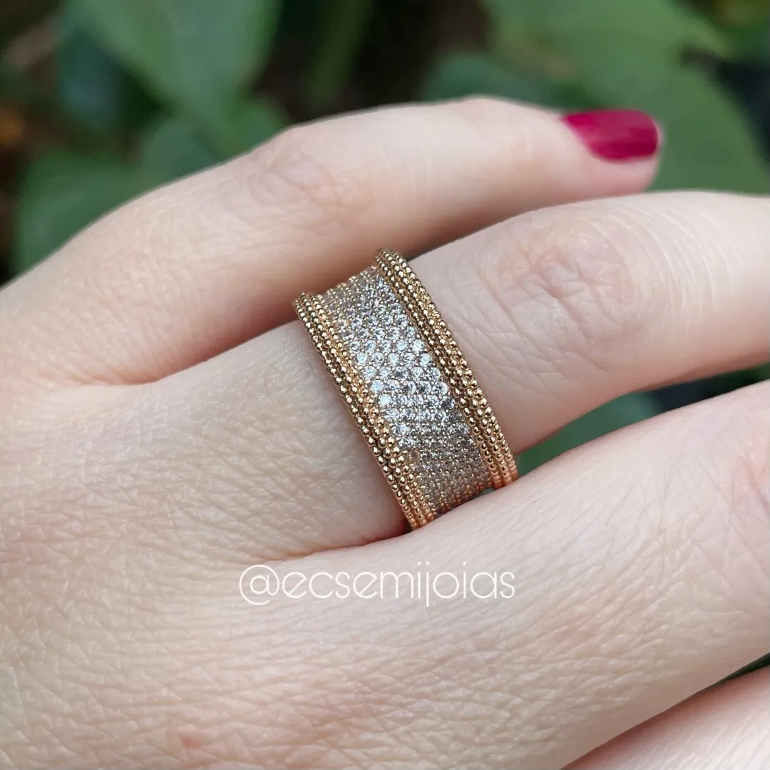 Anel com 5 fileiras cravejadas no meio e bordas bombardeadas - banhado a ouro 18k