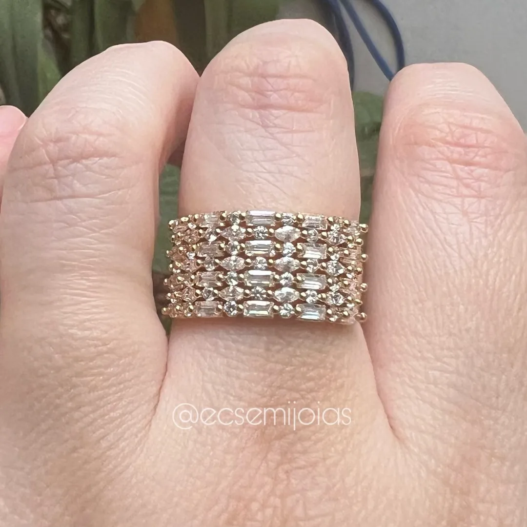 Anel com 7 fileiras cravejadas com zircônias redondas, navetes e baguetes - banhado a ouro 18k