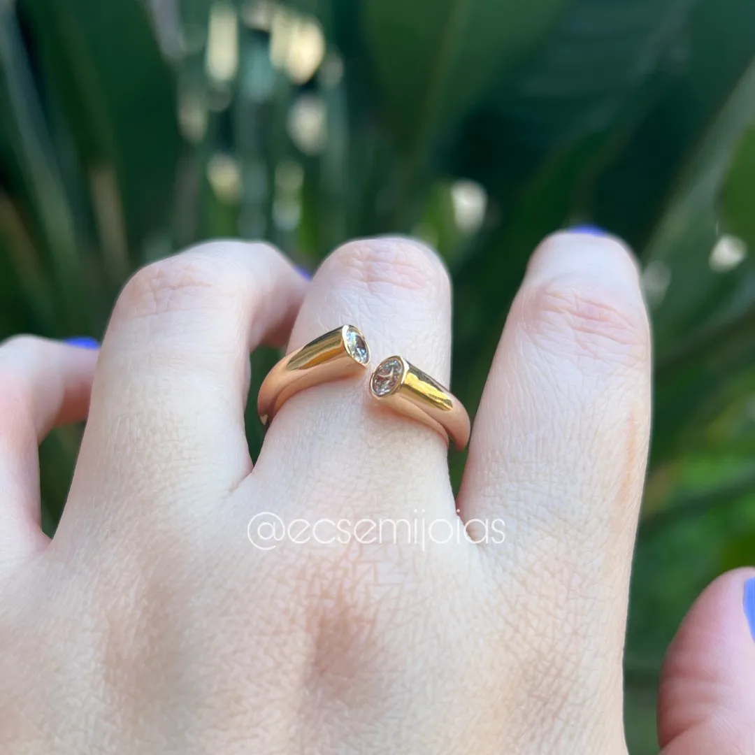 Anel com aro redondo com zircônia maior em cada ponta - banhado a ouro 18k