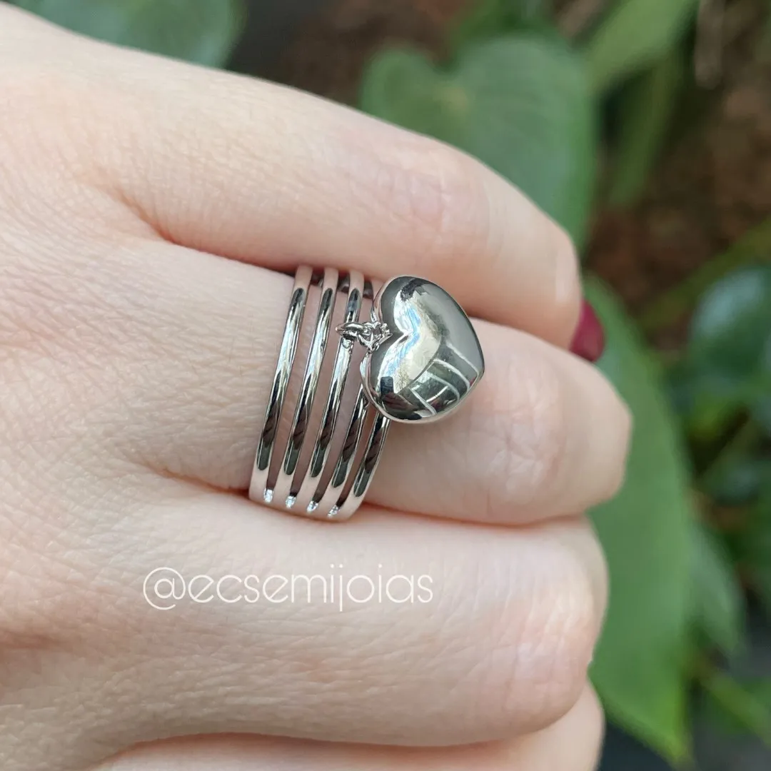 Anel com aros vazados e coração liso pendurado - banhado a ródio branco