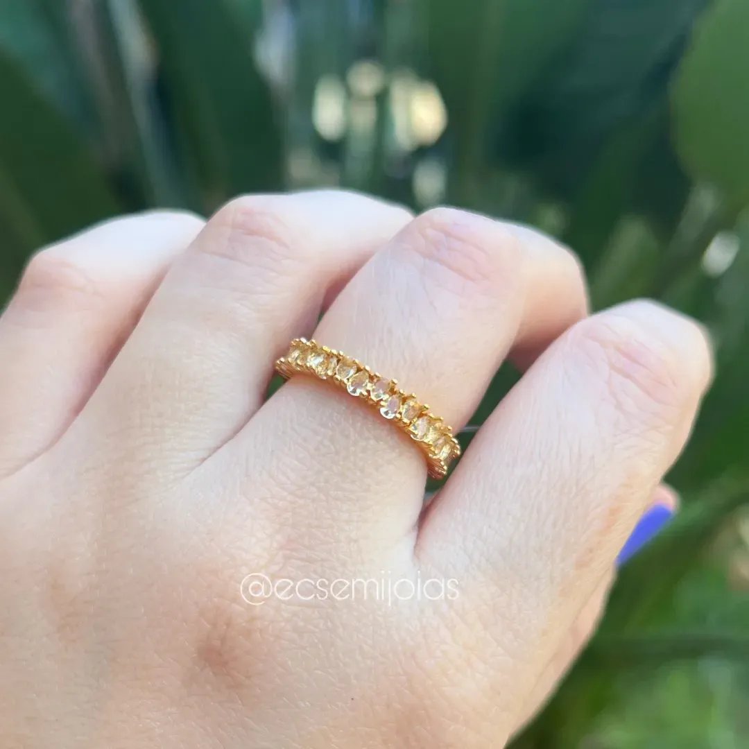 Anel com fileira de zircônias gotas - banhado a ouro 18k