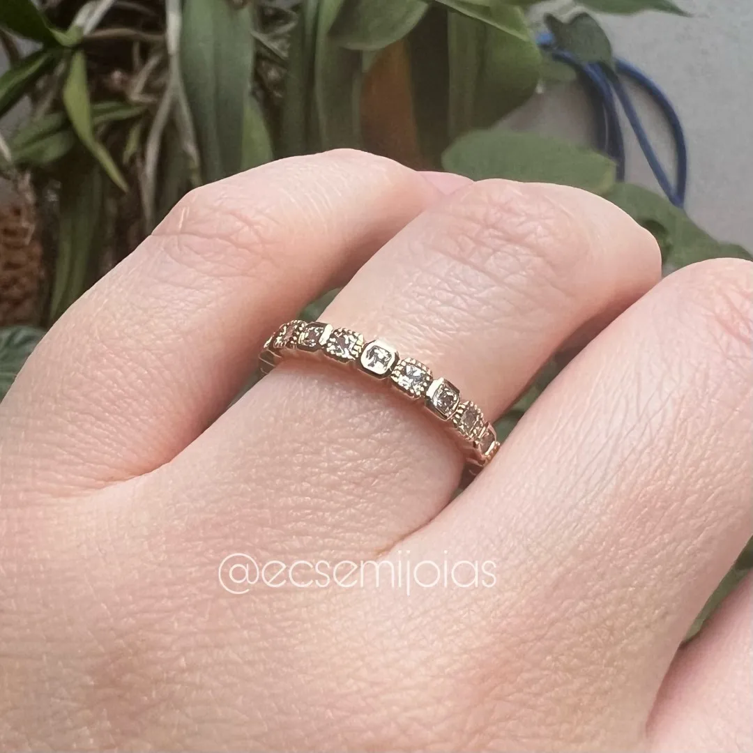 Anel com fileira de zircônias quadradas - banhado a ouro 18k