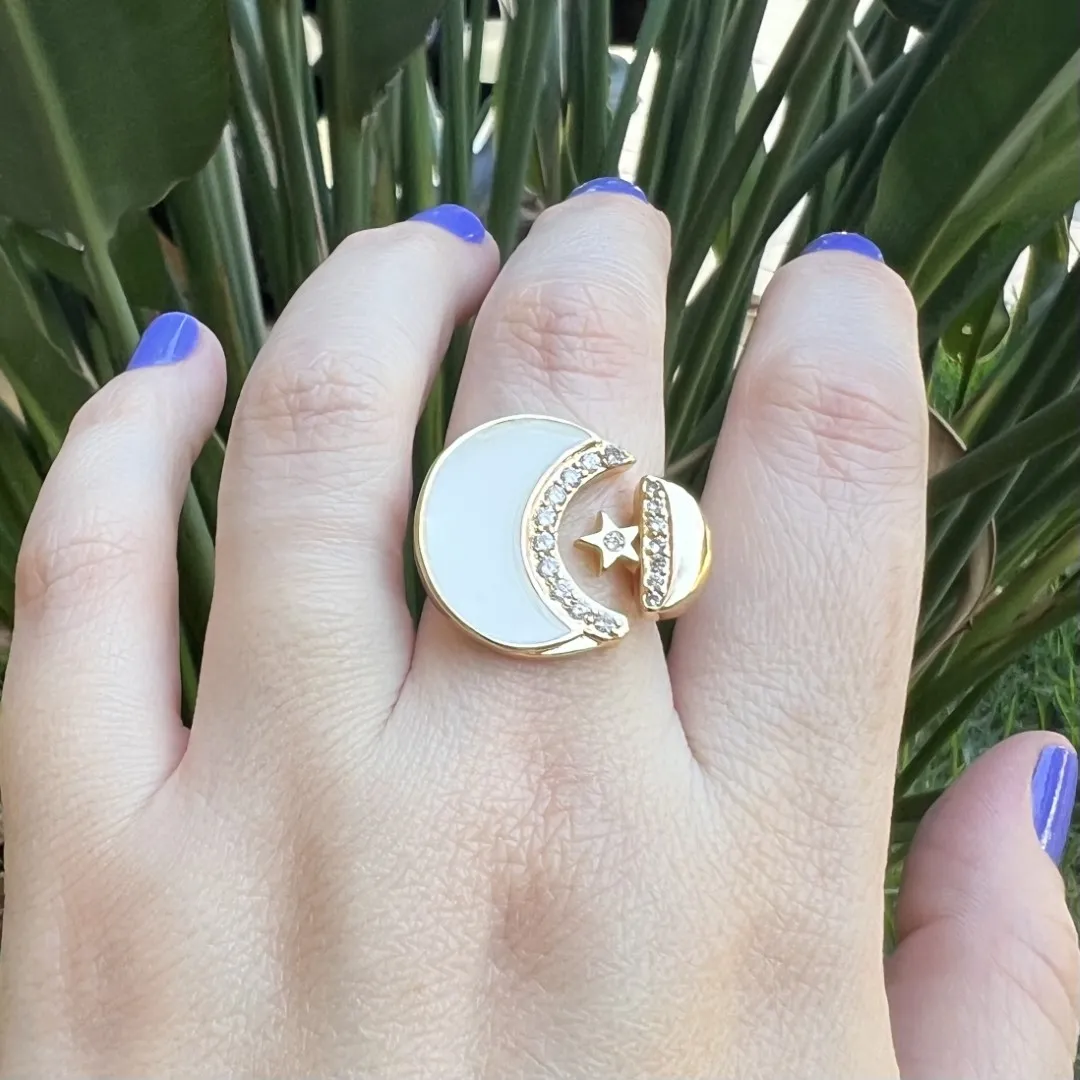Anel com lua resinada com borda cravejada e estrela cravejada - banhado a ouro 18k