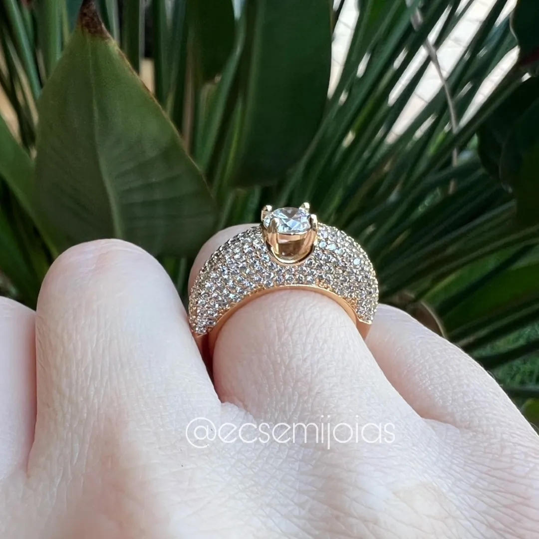 Anel com solitário e aro mais alto todo cravejado - banhado a ouro 18k