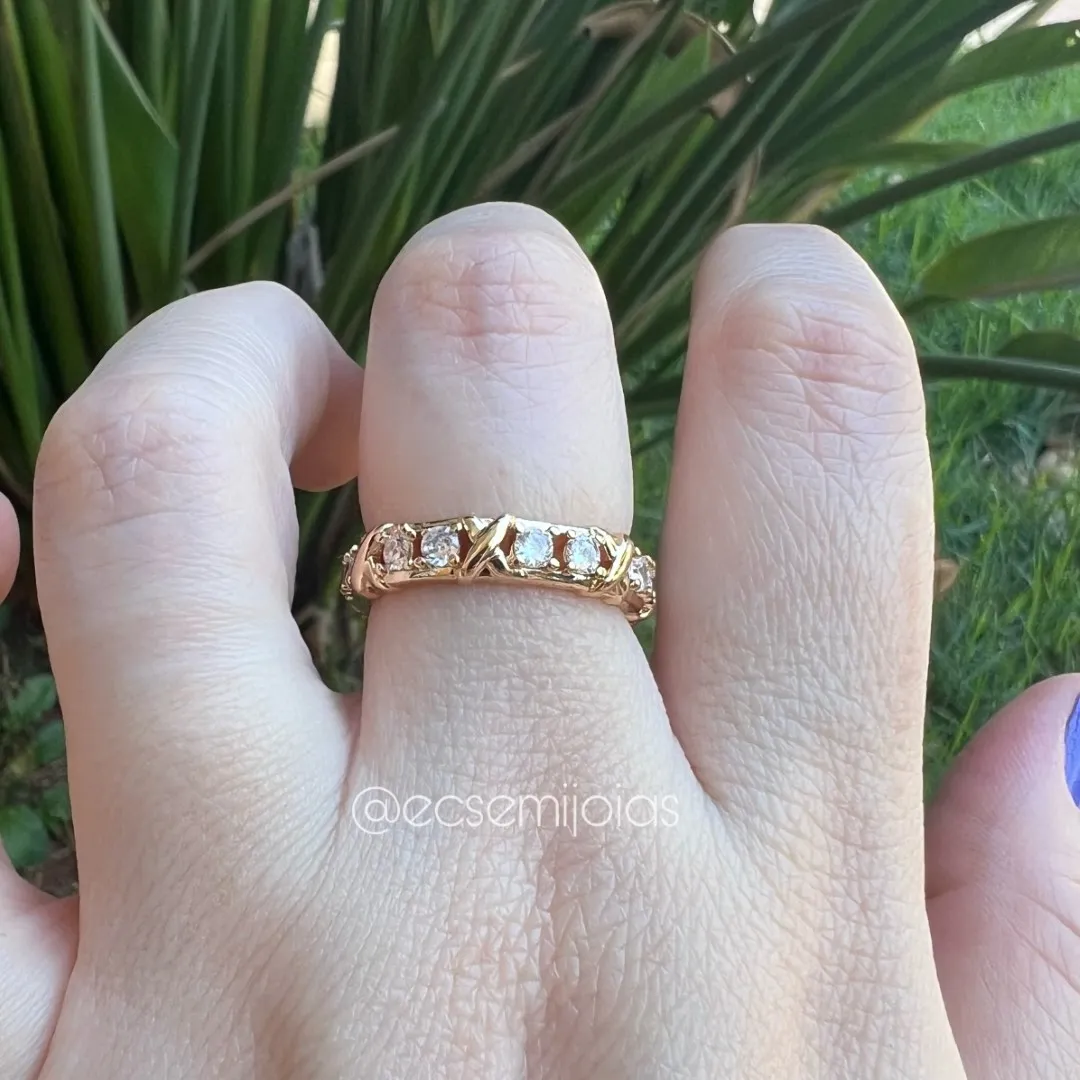 Anel com x lisos intercalados com zircônias - banhado a ouro 18k
