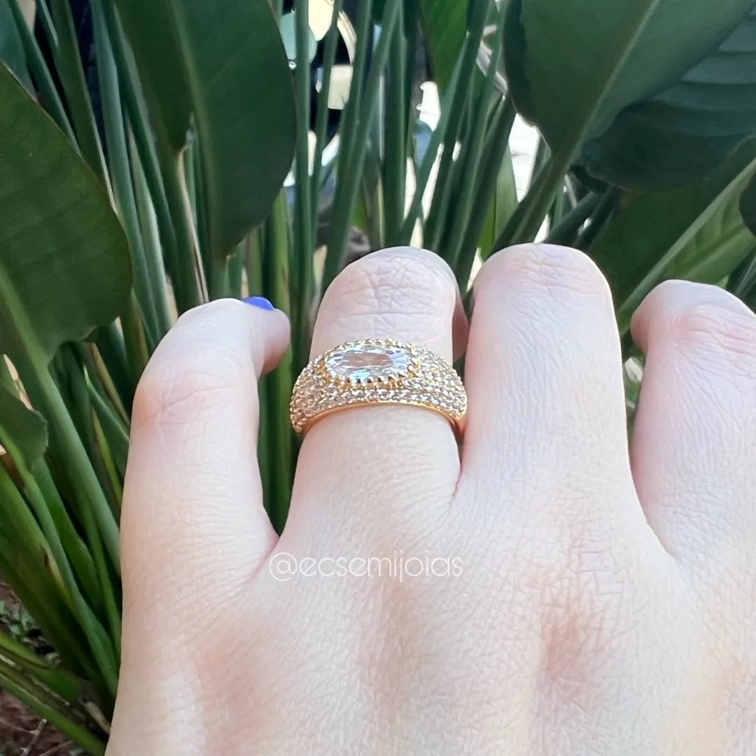 Anel com zircônia navete grande no centro cravejado em volta - banhado a ouro 18k