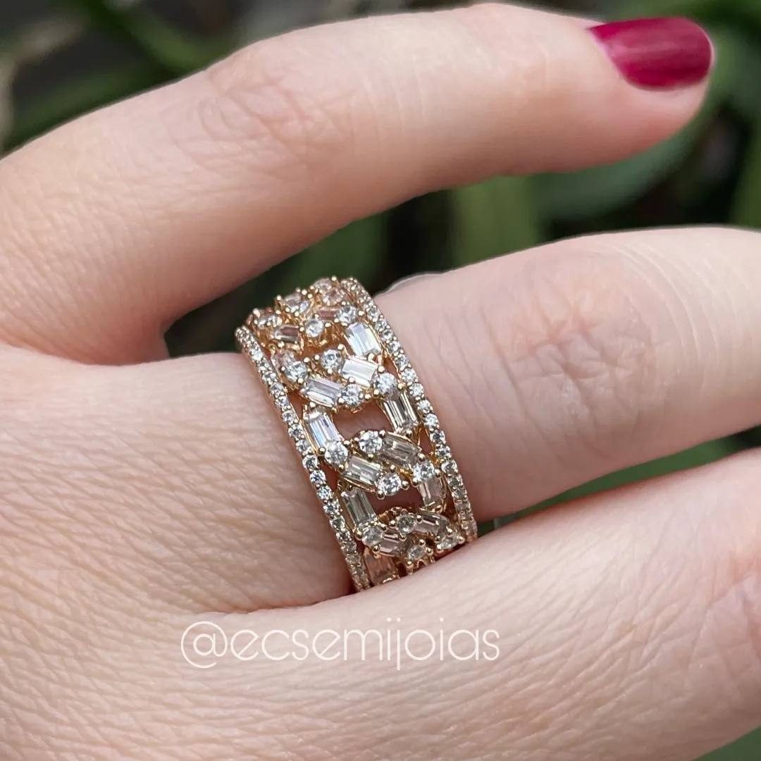 Anel com zircônias baguetes no centro com bordas cravejadas - banhado a ouro 18k