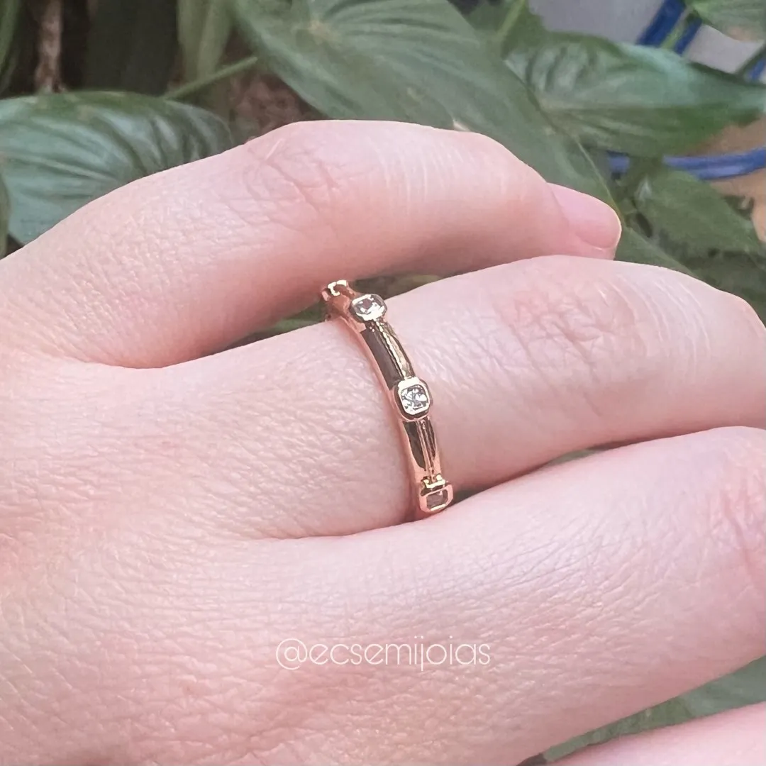 Anel com zircônias quadradas intercaladas - banhado a ouro 18k