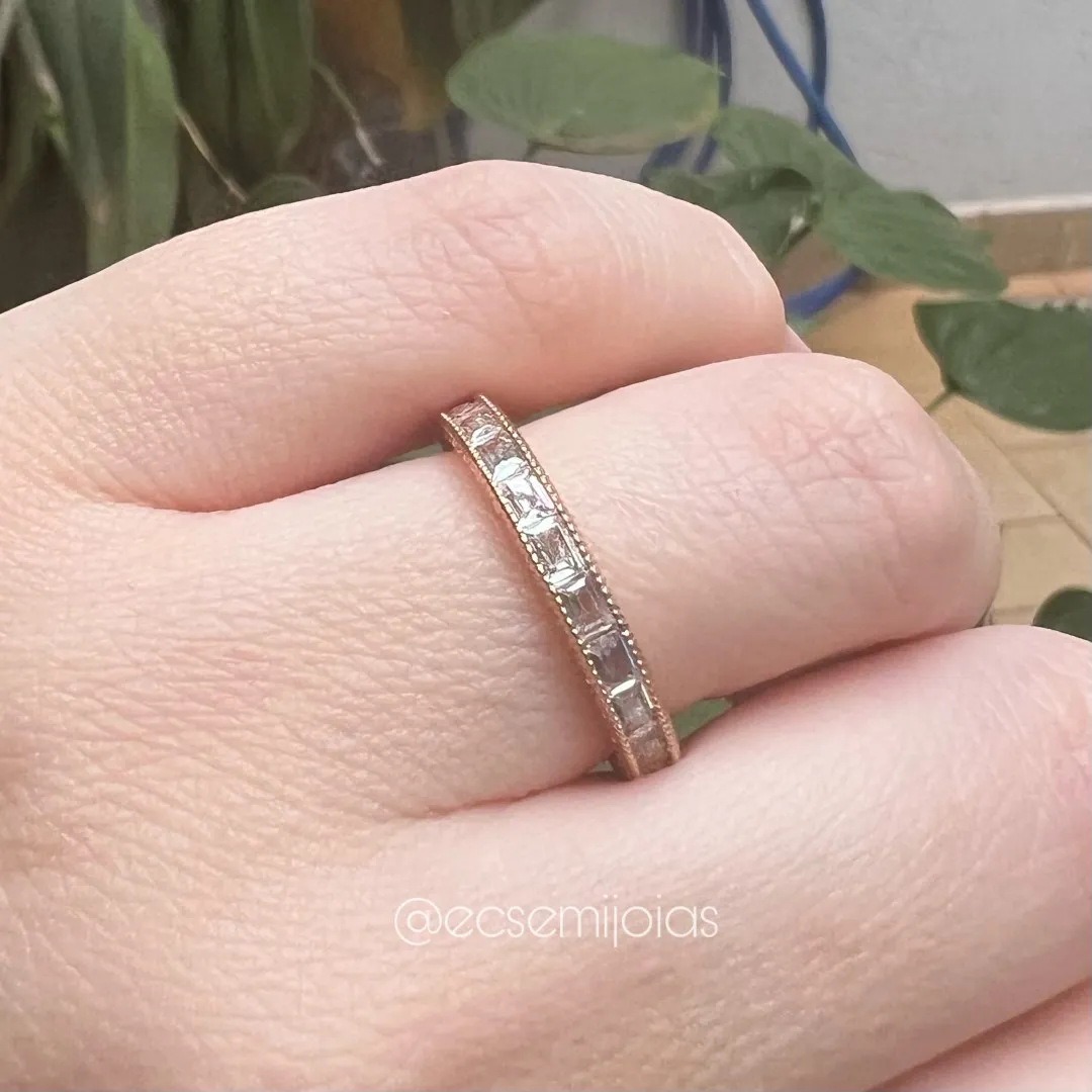 Anel com1 fileira de zircônias baguetes - banhado a ouro 18k