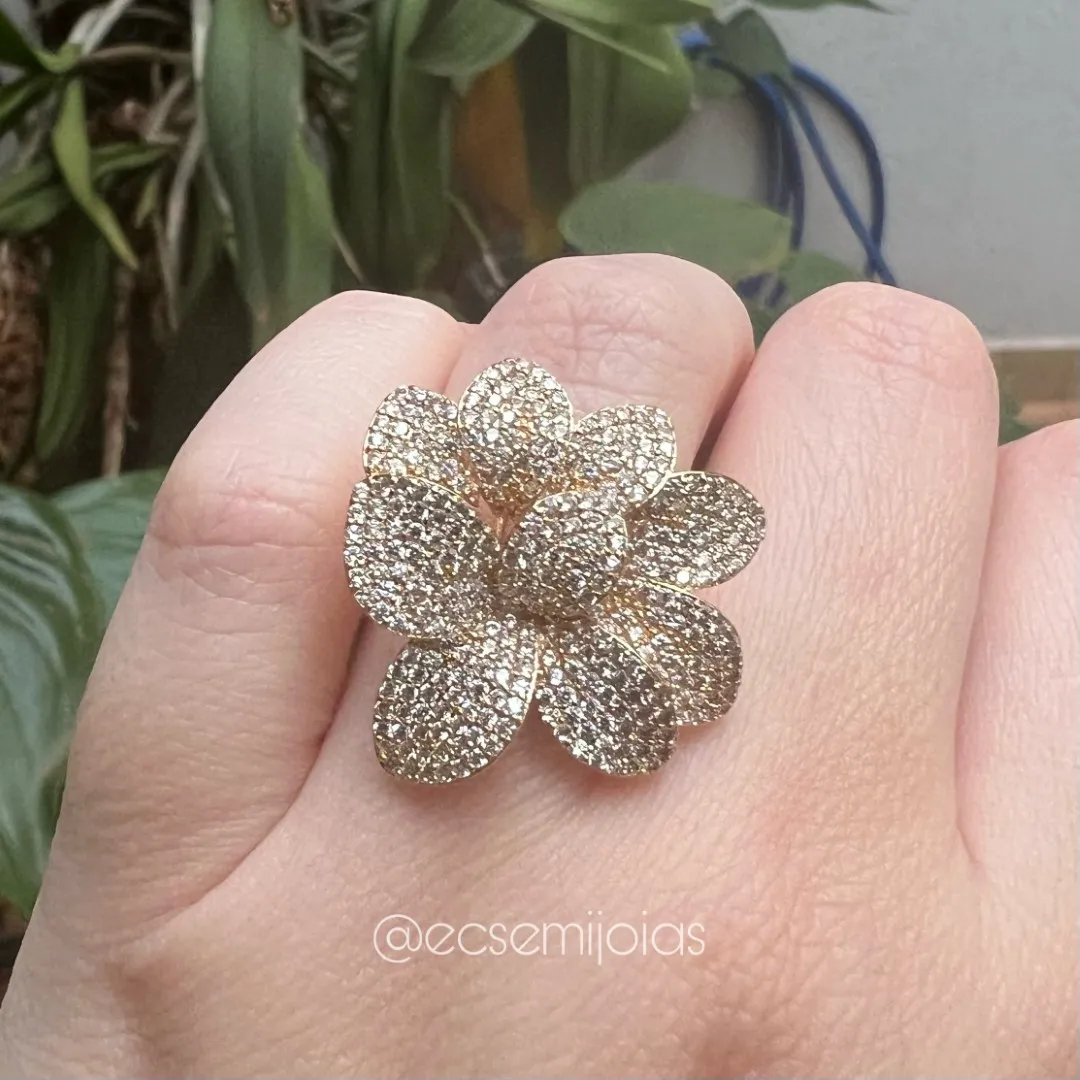 Anel de flor com pétalas cravejadas - banhado a ouro 18k
