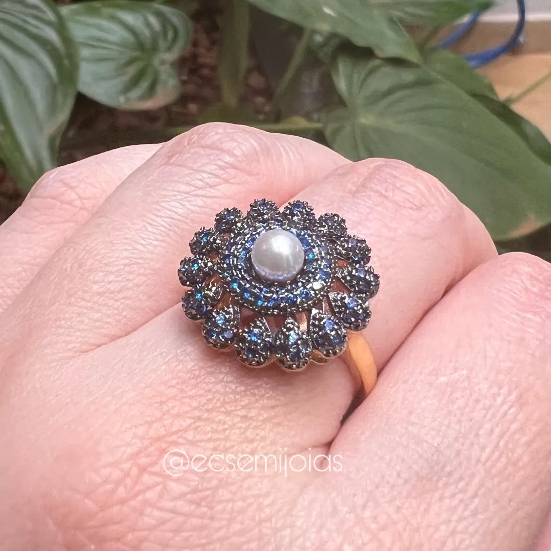 Anel de flor cravejada com pérola no centro - banhado a ouro 18k