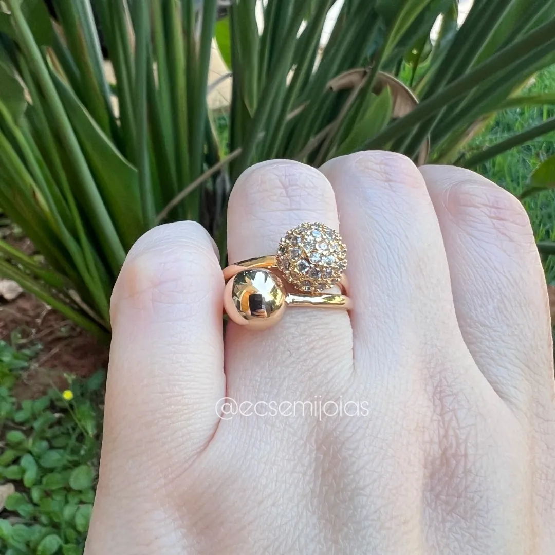 Anel duplo, 1 com bola cravejada e 1 bola lisa - banhado a ouro 18k