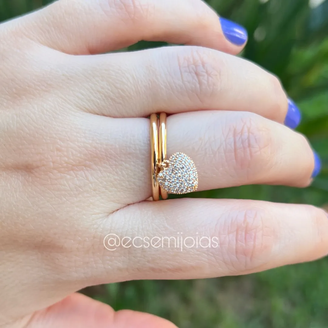 Anel duplo com aros lisos e coração cravejado pendurado - banhado a ouro 18k