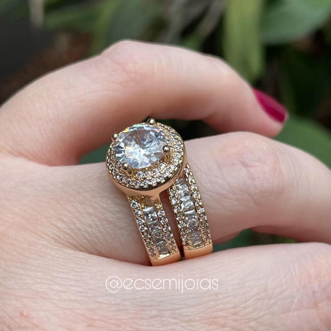 Anel duplo com solitário cravejado em volta e aro com fileira de baguetes cravejado nas bordas - banhado a ouro 18k
